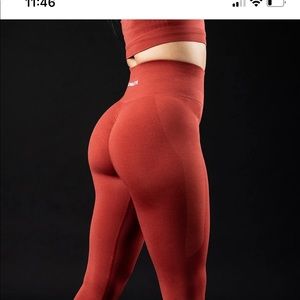 Alphalete Amplify leggings in the Color fireside.